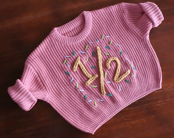 Neugeborenen-Namenspullover, personalisierter Baby-Namenspullover, handgefertigte bestickte Kleidung, personalisierter Babypullover mit Nummer, beste Geschenke für Baby