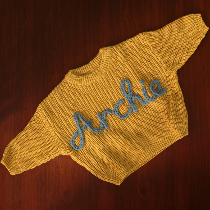 Baby Name Pullover, Baby Strickpullover, Besticktes Baby Sweatshirt, personalisierte Babykleidung, Baby Mädchen Coming Home Outfit, Geschenk für Neugeborene Bild 4