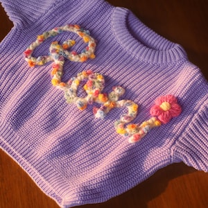 Pull personnalisé pour bébé, pull avec nom personnalisé, pull avec nom brodé, tenue de retour à la maison pour nouveau-né fille, tricot personnalisé pour bébé, cadeaux pour bébé image 4