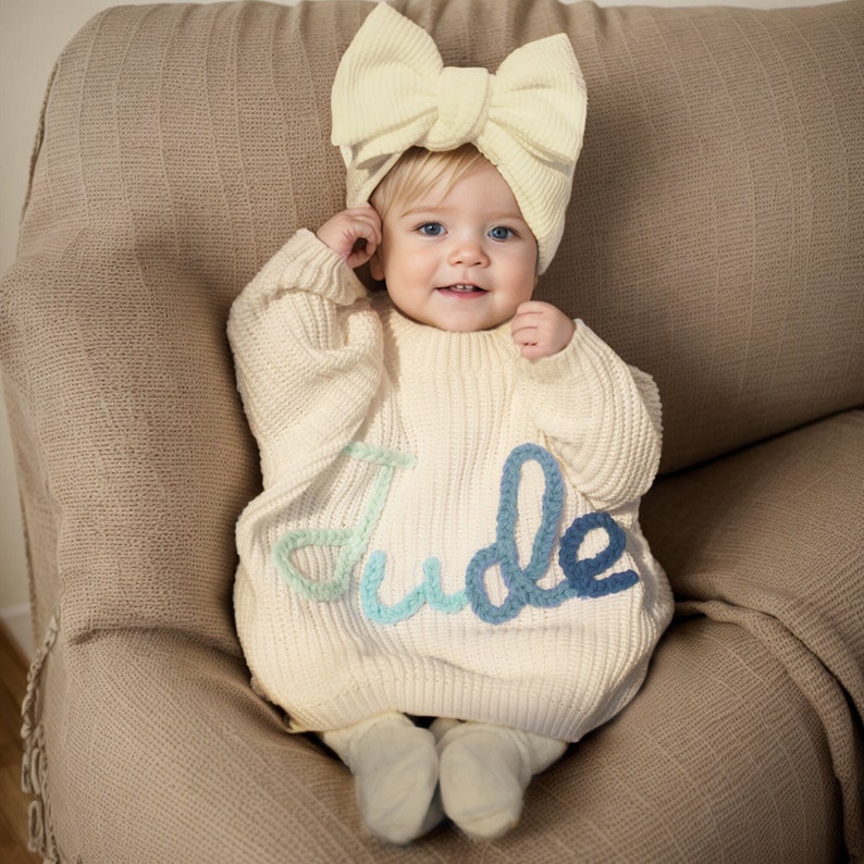 Baby Name Pullover, Baby Strickpullover, Besticktes Baby Sweatshirt, personalisierte Babykleidung, Baby Mädchen Coming Home Outfit, Geschenk für Neugeborene Bild 2