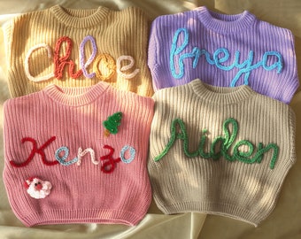 Gestickter Babypullover mit Namen, Babynamenspullover, individuell gestrickter Babypullover, Willkommensgeschenk zur Geburt, handgefertigte Geschenkartikel, Geschenke für Neugeborene Junge