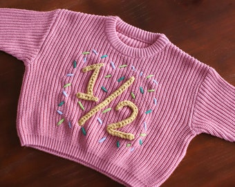 Neugeborenen-Namenspullover, personalisierter Baby-Namenspullover, handgefertigte bestickte Kleidung, personalisierter Babypullover mit Nummer, beste Geschenke für Baby