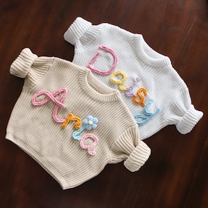Baby Name Pullover, Baby Strickpullover, Besticktes Baby Sweatshirt, personalisierte Babykleidung, Baby Mädchen Coming Home Outfit, Geschenk für Neugeborene Bild 1