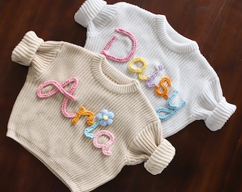 Baby naam trui, baby gebreide trui, geborduurd baby sweatshirt, gepersonaliseerde babykleding, babymeisje Coming Home Outfit, cadeau voor pasgeboren