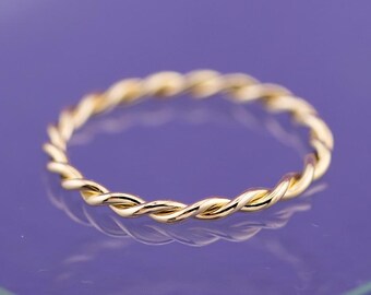 Beautiful twisted ring in 18k gold wedding band