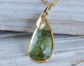 Rose-cut pendant with green tourmaline, solid 18k gold (750), handcrafted, unique piece, small and movable, goldsmith's workshop