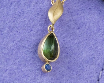 Tourmaline drop pendant with leaf motif, solid 18k gold (750), handcrafted, unique piece, small and movable, from a goldsmith's workshop