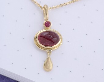 Pink tourmaline cabochon pendant in 750 (18K) gold with pink sapphire, solid, handcrafted, unique, small and movable piece, goldsmith's workshop