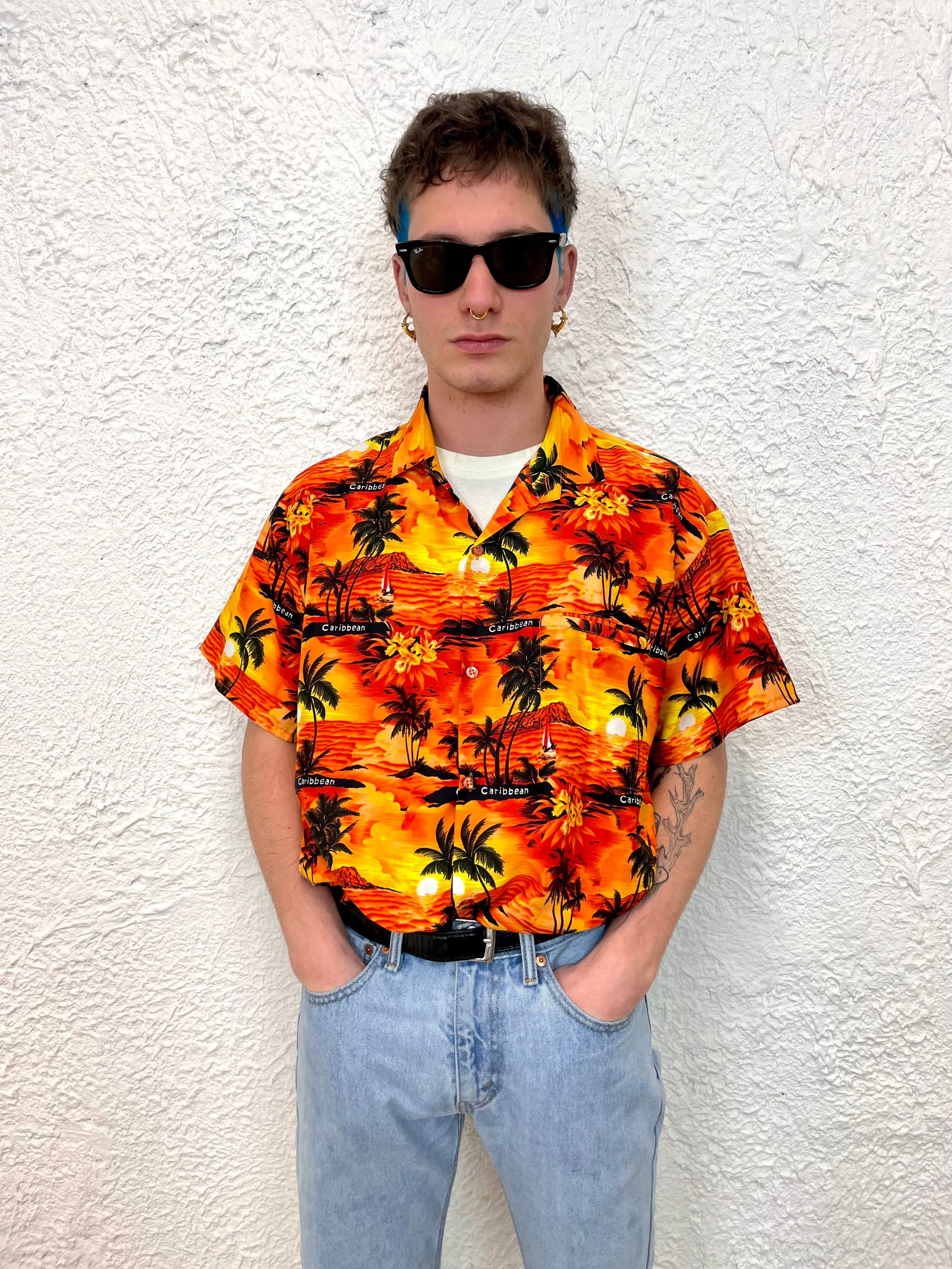 Discover Hawaiian vintage shirt