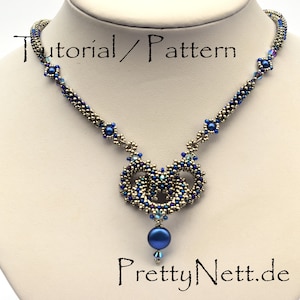Może przedstawiać: Naszyjnik z koralik&oacute;w srebrnych i niebieskich z zawieszką w postaci splecionego wzoru i dużą niebieską koralikiem. Naszyjnik leży na białym tle z tekstem "Tutorial/Pattern" i "PrettyNett.de".