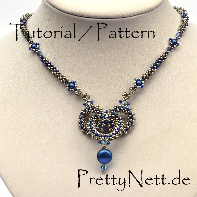Może przedstawiać: Naszyjnik z koralik&oacute;w srebrnych i niebieskich z zawieszką w postaci splecionego wzoru i dużą niebieską koralikiem. Naszyjnik leży na białym tle z tekstem "Tutorial/Pattern" i "PrettyNett.de".