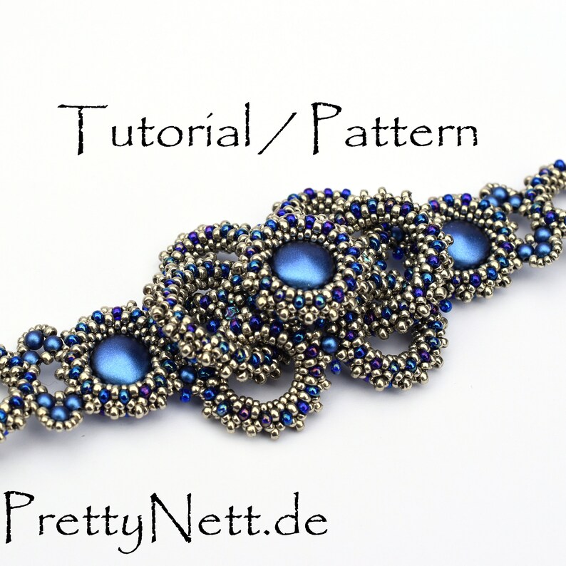 Może przedstawiać: Bransoletka z koralik&oacute;w w srebrno-niebieskiej kolorystyce. Bransoletka charakteryzuje się powtarzającym się wzorem małych koralik&oacute;w i większych, okrągłych, niebieskich koralik&oacute;w. Bransoletka wykonana jest z r&oacute;żnych koralik&oacute;w, w tym koralik&oacute;w nasiennych, koralik&oacute;w bugle i koralik&oacute;w okrągłych. Bransoletka jest pięknym i skomplikowanym elementem biżuterii.