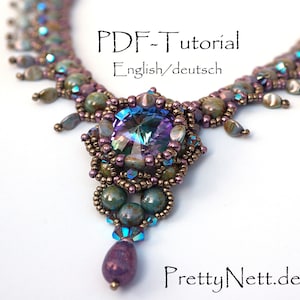 Könnte beinhalten: Nahaufnahme einer Perlenkette mit einem großen, schillernden, violetten und blauen Kristall-Anhänger. Die Kette ist aus braunen, grünen und violetten Perlen gefertigt. Der Text "PDF-Tutorial English/deutsch" ist oben im Bild sichtbar.