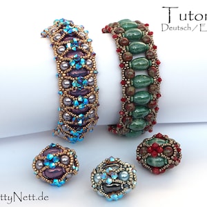 Könnte beinhalten: Zwei Perlenarmbänder, eines mit grünen und roten Perlen und das andere mit lila und blauen Perlen. Es gibt auch drei Perlenkugeln, eine grün und rot, eine lila und blau und eine blau und silber.