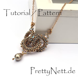 Może przedstawiać: Naszyjnik z szarych i złotych koralik&oacute;w z wisiorem w kształcie łzy. Naszyjnik leży na białym tle z tekstem "Tutorial/Pattern" i "PrettyNett.de".