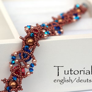 May include: A close-up of a beaded bracelet with a copper, blue and red colour scheme. The bracelet is made with small seed beads and larger round beads. The bracelet is lying on a white surface. The text "Tutorial english/deutsch" is visible in the image.