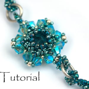 Könnte beinhalten: Ein türkisfarbenes und silbernes Armband mit einem blütenförmigen Anhänger in der Mitte. Der Anhänger besteht aus türkisfarbenen und silbernen Perlen und hat einen größeren türkisfarbenen Kristall in der Mitte. Das Armband ist mit einem silbernen Sprungring gefertigt.