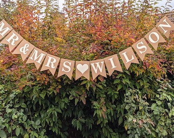 Decorazioni nuziali neutre con striscione personalizzato "Mr & Mrs", disponibili in qualsiasi colore.