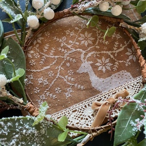 PDF digitaal kruissteekpatroon, White Deer, The Snowflower Diaries, primitief patroon, kerstkruissteekpatroon, hert, spiritueel