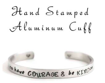 Bracelet manchette en aluminium, cuivre ou laiton, cadeau inspirant ayez du courage et soyez gentil, manchette estampée à la main, bijoux de moins de 10 ans cadeau pour elle