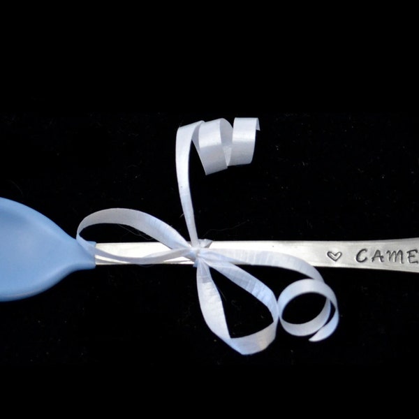 Cuillère pour bébé estampée à la main, cuillère pour bébé, pointe douce, cuillère personnalisée, cadeau de baby shower, argenterie pour enfant