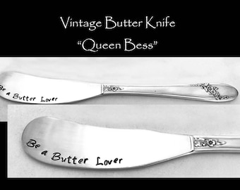 Estampillé Butter Knife Spreader Queen Bess Gravé vintage Argenterie Butter Lover Gift vintage Butter Knife Housewarming Hostess Gift