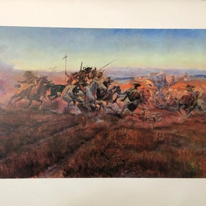 Può includere: Un dipinto che raffigura un gruppo di guerrieri nativi americani a cavallo che caricano verso lo spettatore. I guerrieri sono armati di lance e arco e frecce. La scena è ambientata in una vasta pianura aperta con una catena montuosa in lontananza sullo sfondo. Il dipinto è realizzato in uno stile realistico con un'attenzione al dettaglio e al movimento.