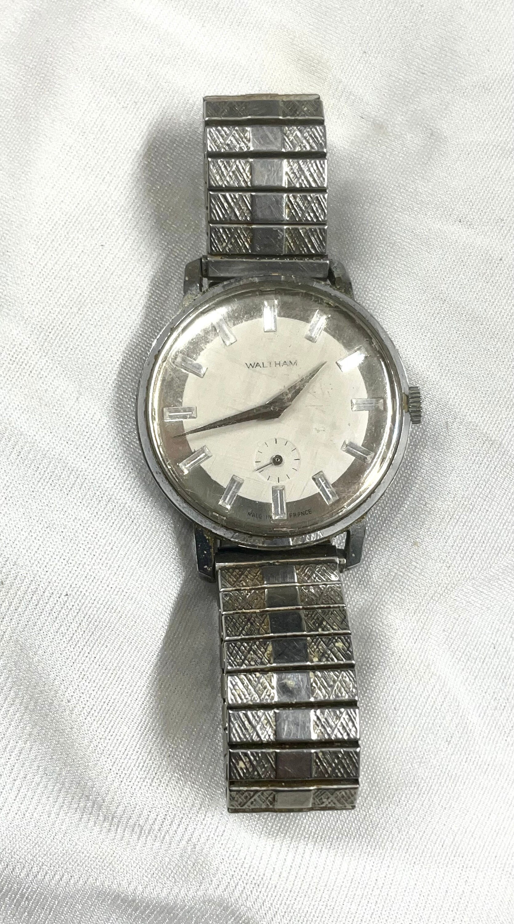 Vintage Mid Century Stainless Steel Waltham White Circle Vintage Mid Century Stainless Steel Waltham White Circle