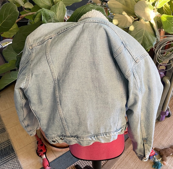 Authentic LEVIS Grunge Distressed Sherpa Lined De… - image 4