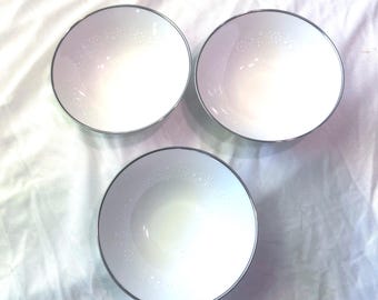 Cuencos de postre Noritake Montblanc, porcelana marfil con encaje blanco (juego de 3)