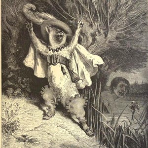 Op de afbeelding: Een antieke zwart-wit illustratie van een kat gekleed in een hoed, cape en laarzen, met opgeheven armen. Een figuur loert op de achtergrond bij water en hoog gras. De afbeelding heeft een vintage, sprookjesachtige uitstraling.