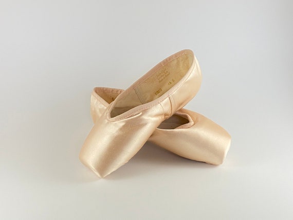 en pointe ballet shoes