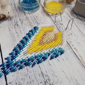 Örhängen med ukrainsk flagga, gula och blå örhängen, pärlörhängen, stativ med Ukraina, fjäderformade örhängen, långa tofsörhängen