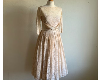Vintage 1950s peach cotton lace wedding dress, bust 34”.