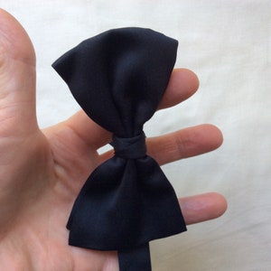 Black polyester bow tie. Black satin bow tie. Thomas Nash tie. image 7