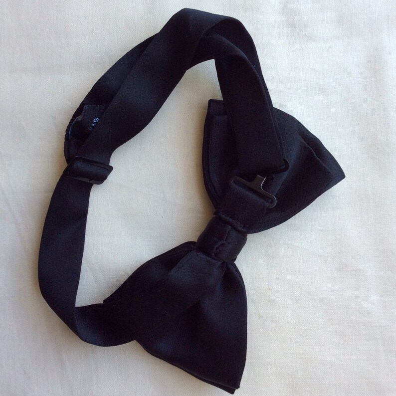Black polyester bow tie. Black satin bow tie. Thomas Nash tie. image 6