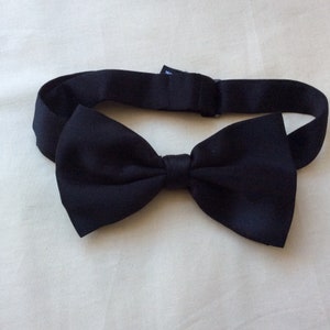 Black polyester bow tie. Black satin bow tie. Thomas Nash tie. image 5