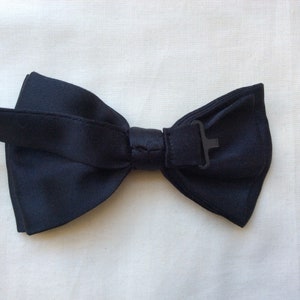 Black polyester bow tie. Black satin bow tie. Thomas Nash tie. image 4