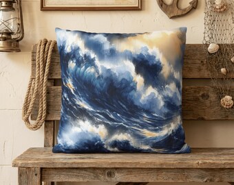 Puede incluir: Cojín cuadrado decorativo con un llamativo diseño de ola oceánica. El cojín muestra una composición dinámica de azules profundos, blancos y toques de dorado, creando una sensación de movimiento y profundidad. El cojín está colocado sobre un banco de madera rústica.