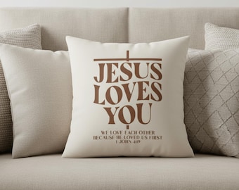 Cojín «Jesús te ama», con versículo bíblico cristiano, ideal para decorar el hogar.