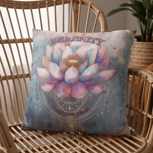 Op de afbeelding: Vierkant decoratief kussen met een aquarel lotusbloem ontwerp in roze, blauwe en paarse tinten. Het kussen heeft het woord "SERENITY" bovenaan en "Find inner peace" eronder.