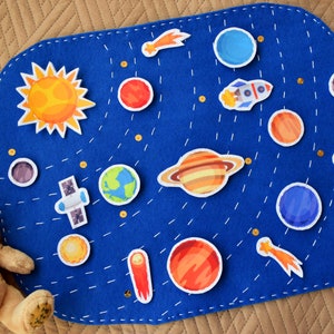 Système solaire paysage de jeu inspiré de Waldorf, tapis de jeu planètes de l'espace, tapis de jeu galaxie, tableau magnétique, feutre éducatif, aventure cosmique, jouets, pépinière