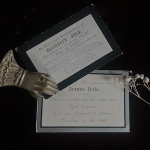 Paire de cartes commémoratives victoriennes, Memento Mori, deuil, faire-part de décès, cimetière d'Atherton, Angleterre, Victoriana, bizarrerie, bibelot, souvenir