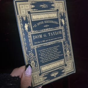 Carte de funérailles victorienne, noir et or, Isom G. Taylor, dans l'amour du souvenir de, faire-part d'enterrement, Memento Mori, urne antique, gréco-romaine