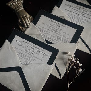 Carte commémorative victorienne avec enveloppe, In Memoriam, Memento Mori, faire-part d'enterrement, carte de décès, anglais, funéraire antique