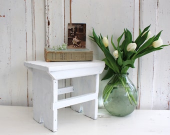 Ancien tabouret de traite ou marchepied en bois, peint en blanc vintage