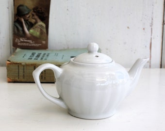Kleine Teekanne aus weißem Porzellan – hergestellt in China