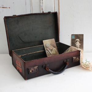 Valise enfant vintage en cuir marron anglais vieilli pour décoration d'intérieur et rangement