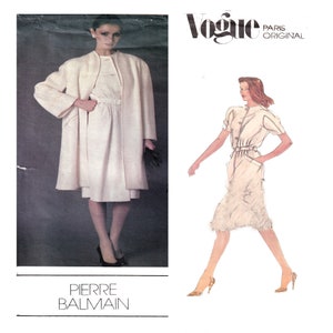 Pode incluir: Um padrão de costura vintage Vogue Paris Original com um design de vestido e casaco branco de Pierre Balmain.