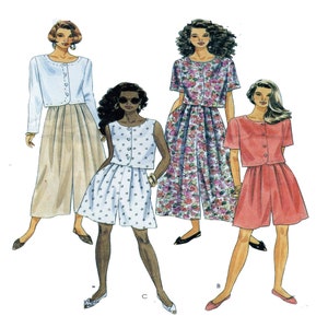 Puede incluir: Cuatro patrones de ropa para mujer para un top corto y pantalones capri. Los patrones se muestran en diferentes colores y telas, incluyendo un estampado floral, un rosa sólido, un blanco con pequeños puntos y un beige sólido.